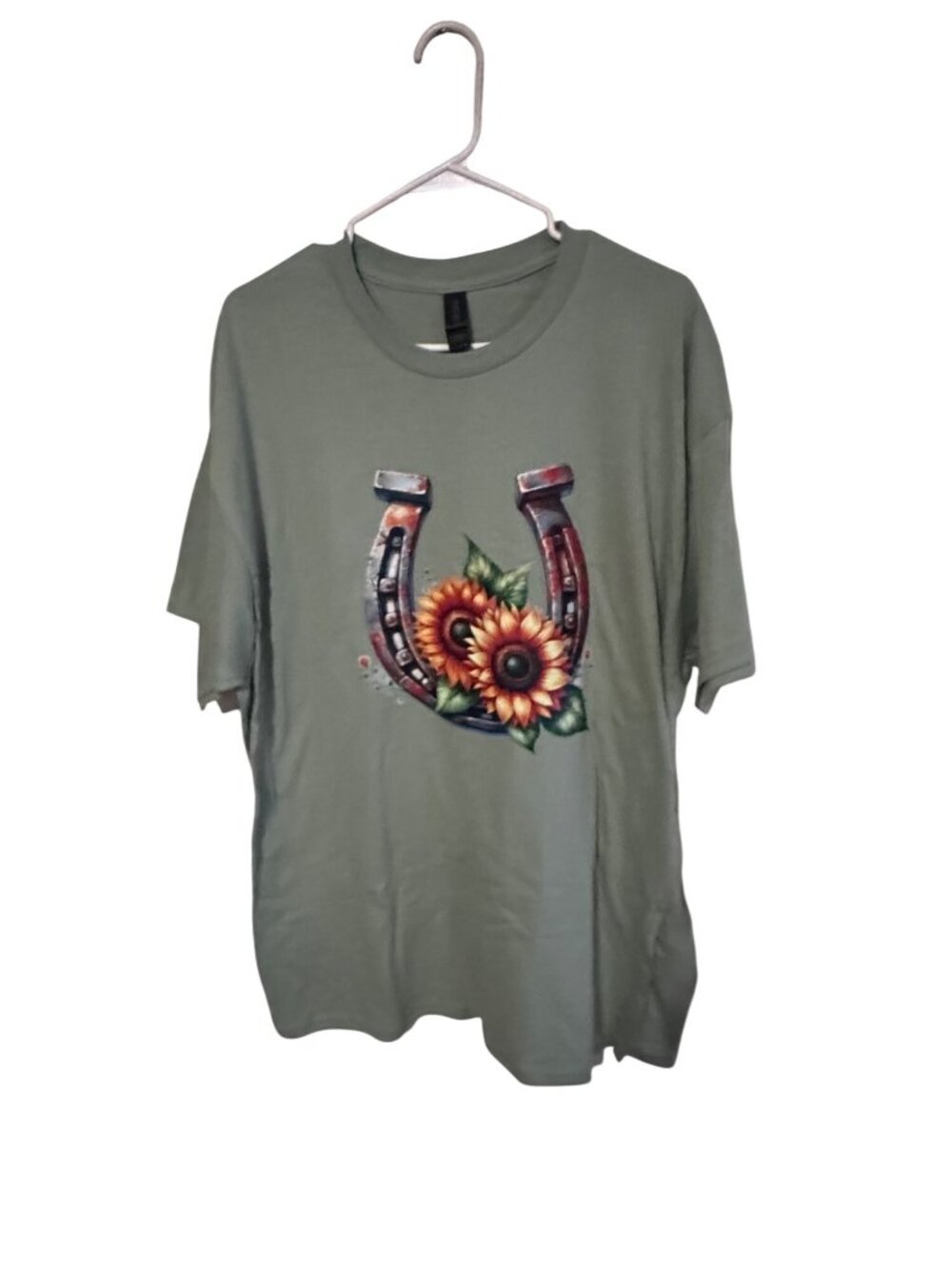 New graphic t-shirt on a Gildan tag sunflowers on a horseshoe size XL